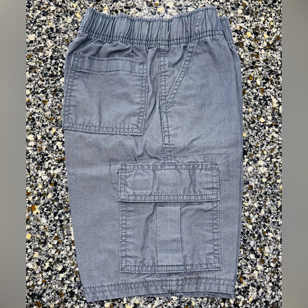 Place Boy’s Grey PULL ON Cargo Shorts. 6 Pockets. Sz. (7)